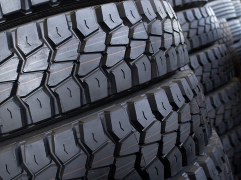 Prevent damage to truck tyres: Drive smarter and reduce tyre-related costs