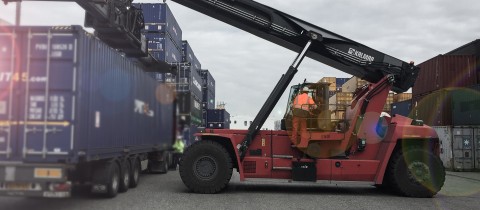 headerbeeld_em_aeolus_ain47_reach_stacker_01